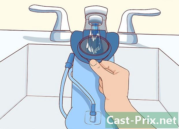 Как да почистите торба с вода Camelbak