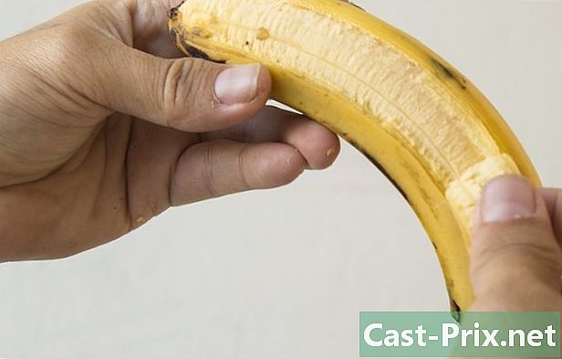 Cómo blanquear tus dientes con una cáscara de plátano - Guías